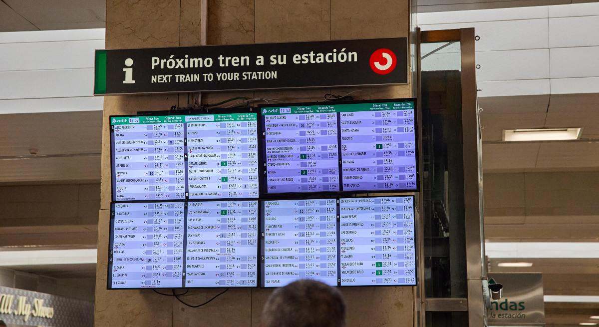 Paneles de idas y llegadas de trenes en la Estación Madrid ChamartínClara Campoamor, a 7 de noviembre de 2022, en Madrid
