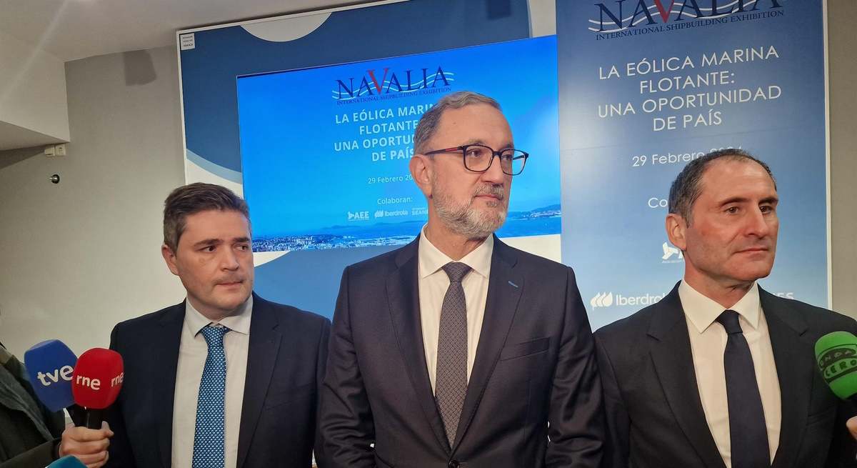 En el centro, el director general de la Asociación Empresarial Eólica, Juan Virgilio Márquez López.