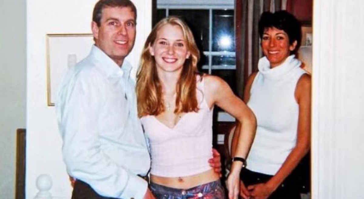 Virginia Giuffre saltó a los medios de comunicación en 2019, cuando presentó una demanda civil contra el príncipe Andrés de Inglaterra ante un tribunal federal de Nueva York. Acusaba al hermano del rey Carlos III, íntimo amigo del pedófilo Jeffrey Epstein