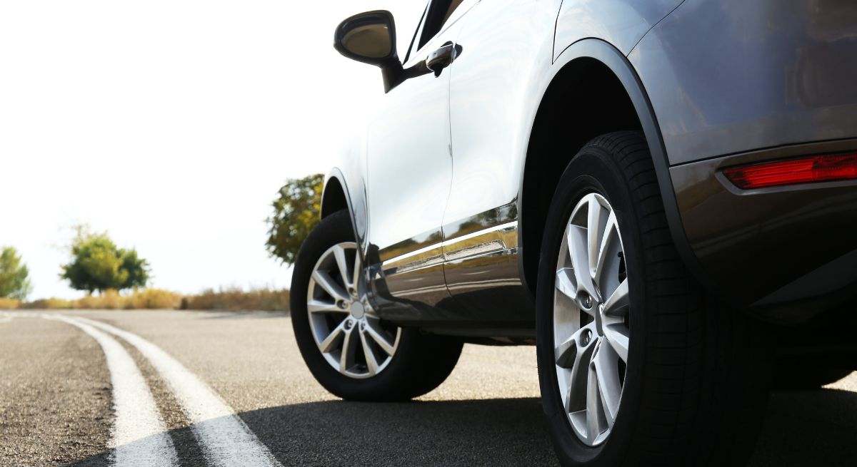 Coche en autopista