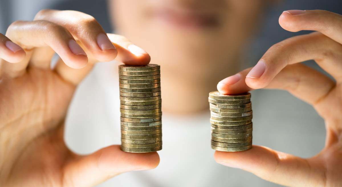 mujer-sujeta-euros-monedas-detalle-dreamstime.jpg