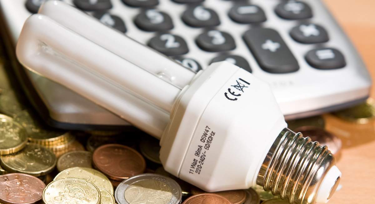 bombilla-luz-euros-calculadora-2-dreamstime.jpg