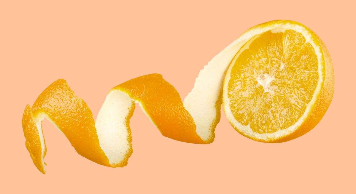 La naranja es una fruta cítrica que proviene del naranjo