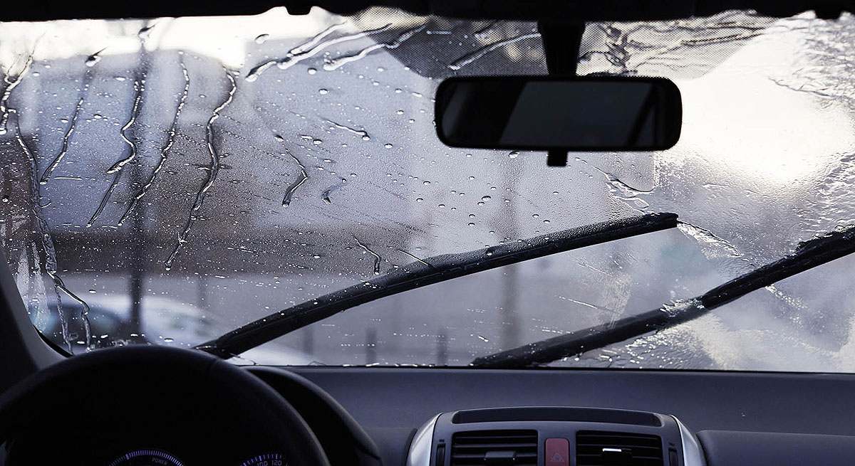 Revisar los limpiarabrisas es vital en invierno.