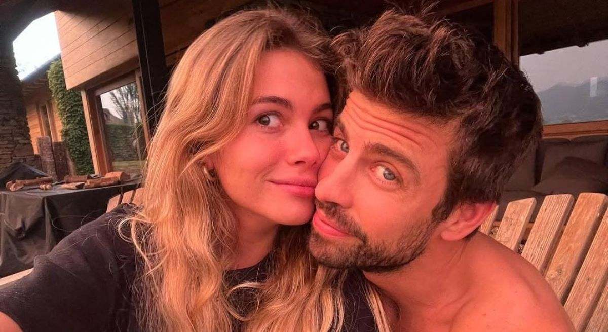 la pareja posando en una tumbona