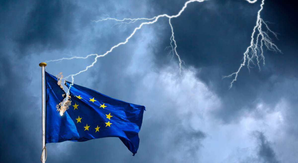 bandera-ue-destruccion-dreamstime.jpg