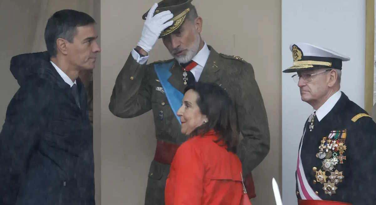 El Rey es saludado por el presidente del Gobierno