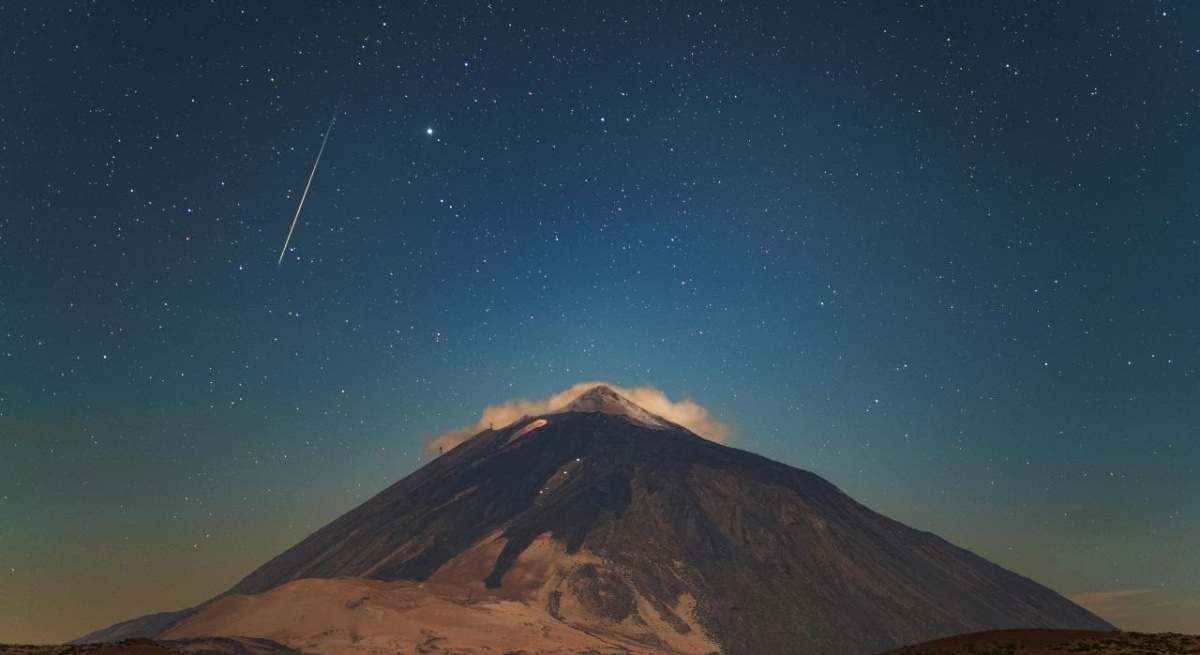 Una lluvia de meteoros pasa por el Teide, en Canarias.