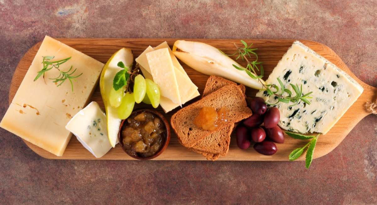 ¿Se puede comer la corteza del queso?