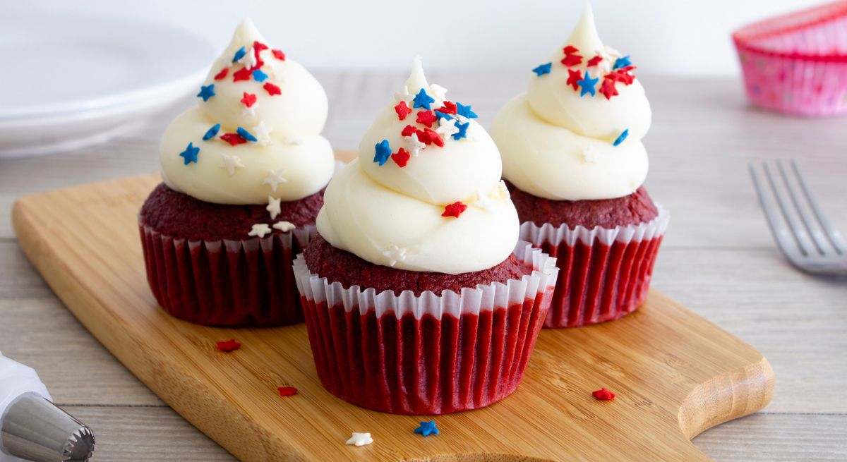 Magdalenas de red velvet con mascarpone por encima y virutas de azúcar