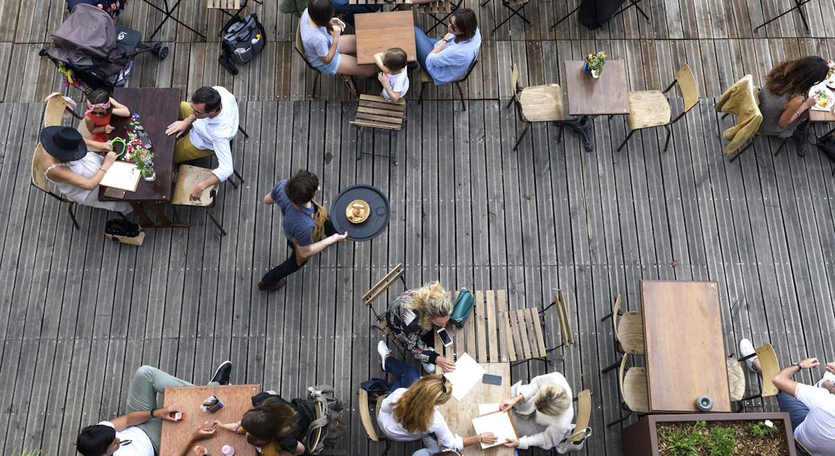 terraza-camarero-istock.jpg