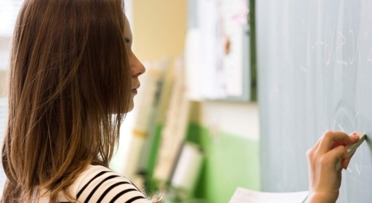 profesora-pizarra-dreamstime.jpg