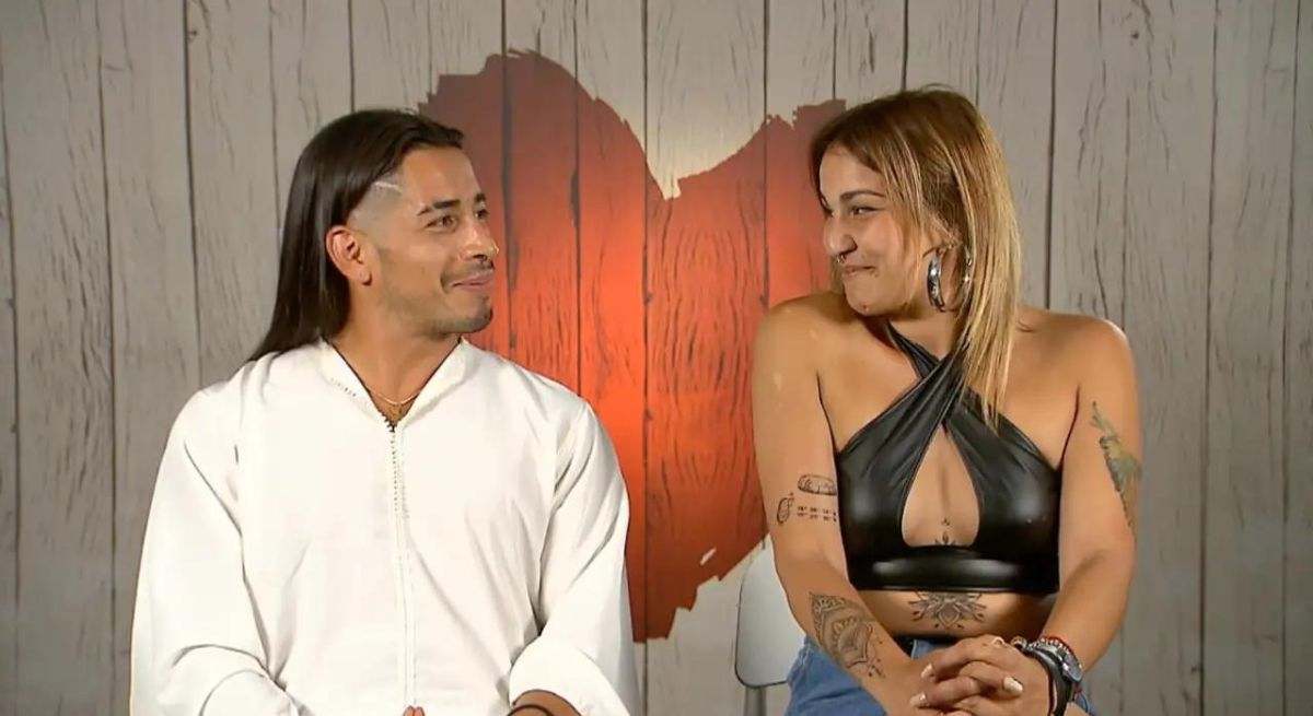 Ernesto, con el pelo largo y los lados rapados, y Xina con pelo corto y mechas rubias