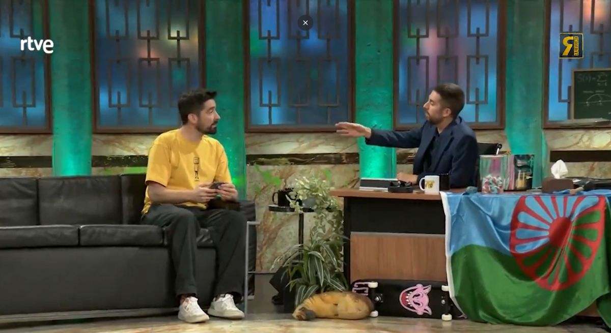 El coordinador de la revuelta sentado con broncano