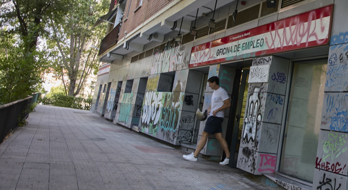 hombre-sale-oficina-sepe-grafitis-europa-press.jpg