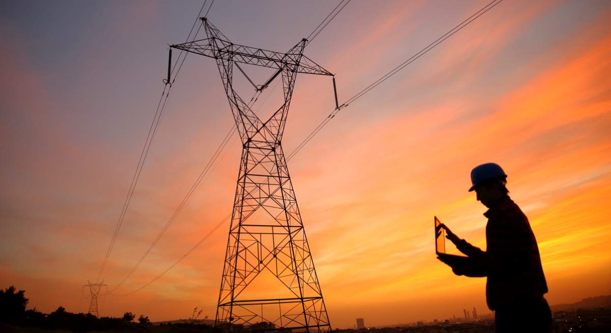 red-electrica-operario-istock.jpg