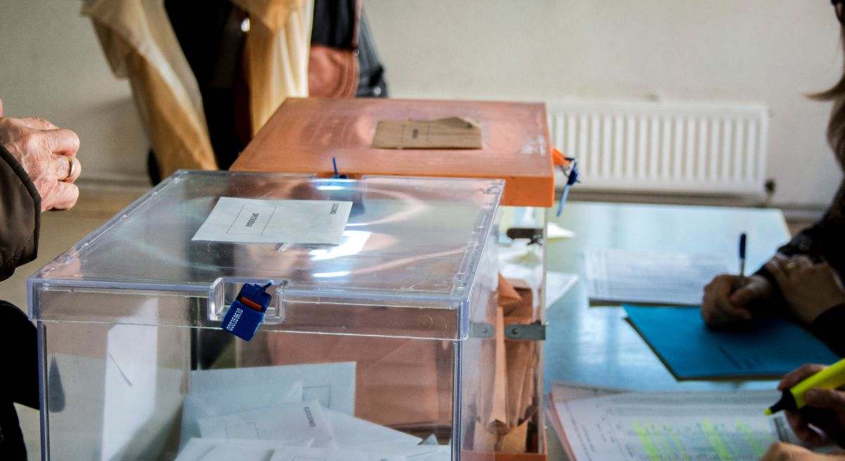 urnas-en-mesa-electoral-istock.jpg