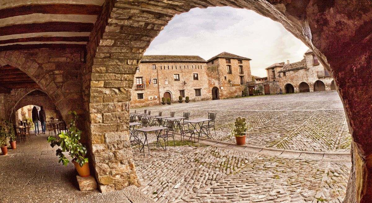 El pueblo más bonito del mundo está en Huesca rodeado de murallas medievales y un impresionante entorno natural