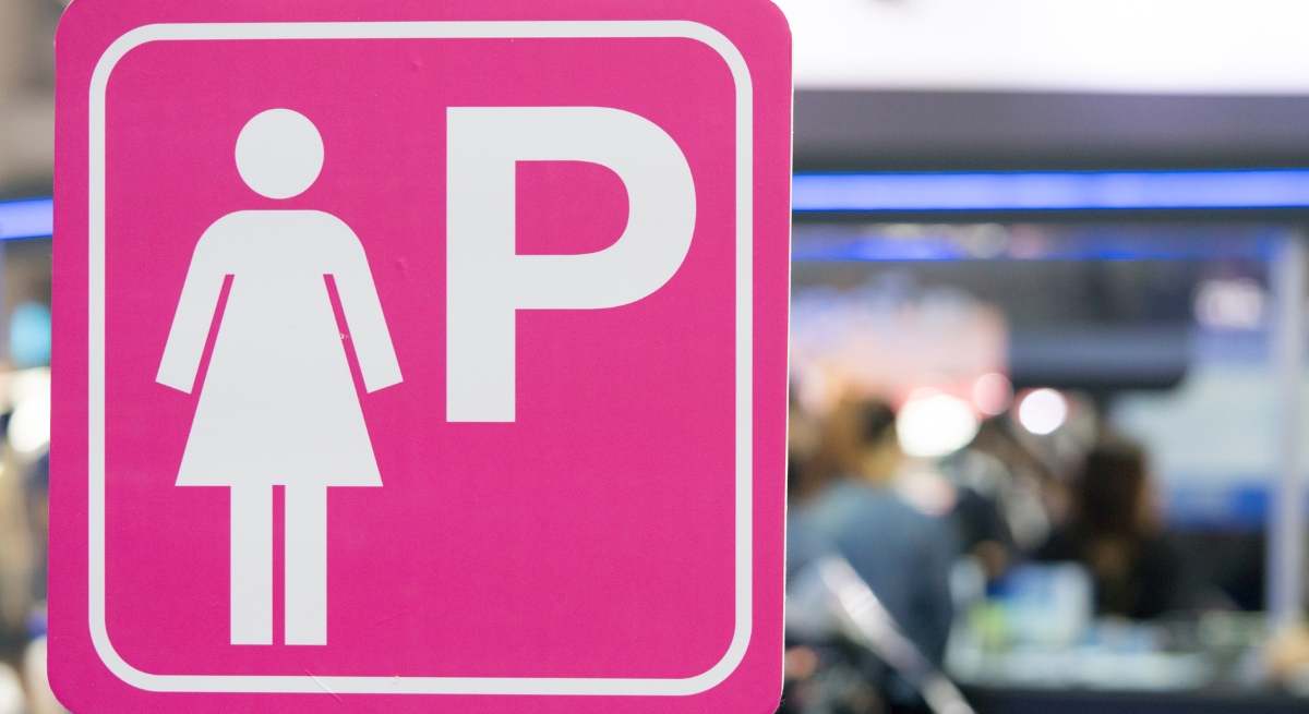 Plazas de aparcamiento para mujeres.