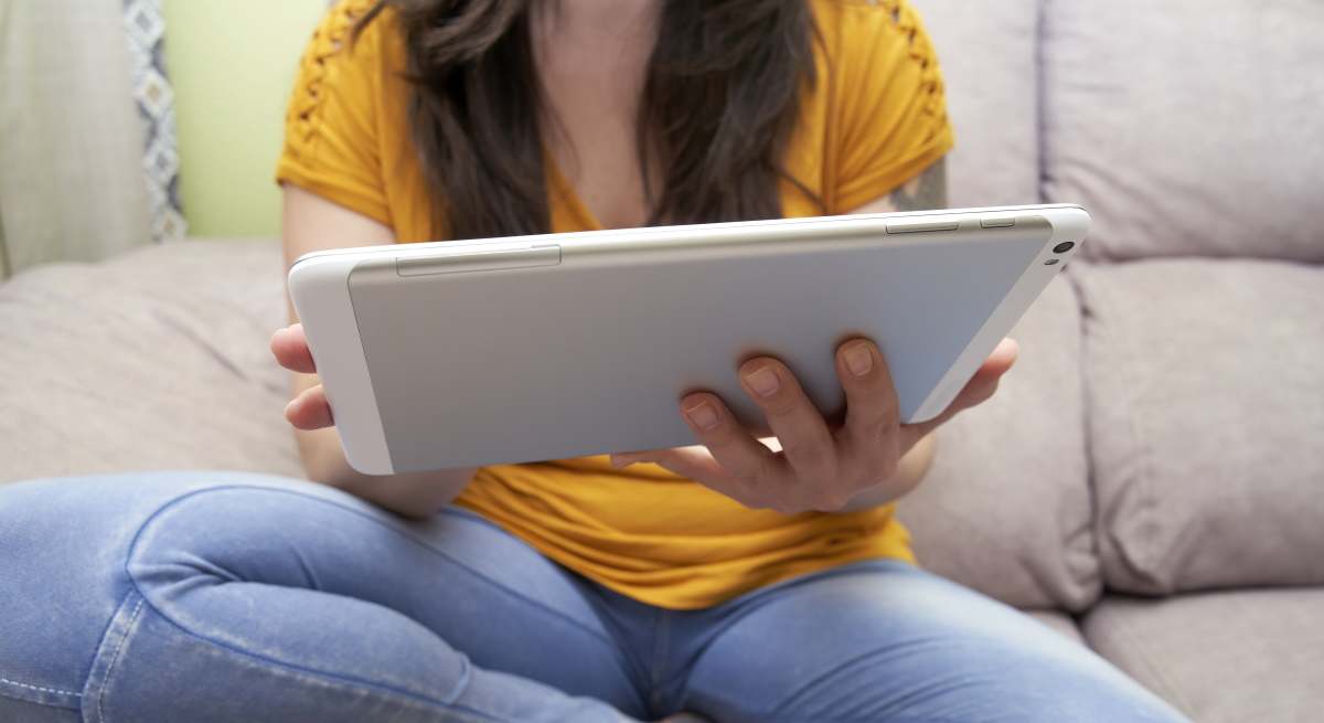 tablet-tramite-detalle-mujer-sofa-casa-dreamstime.jpg