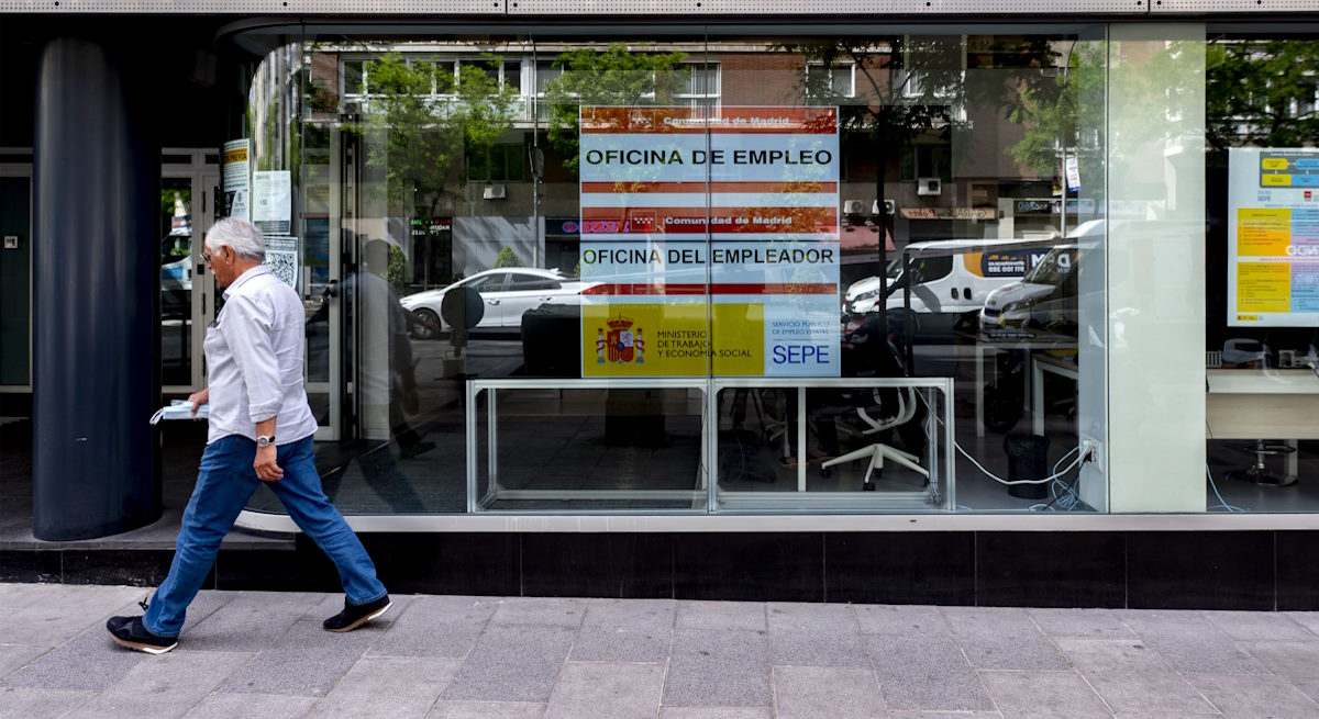 Una persona camina frente a una oficina de empleo del SEPE.