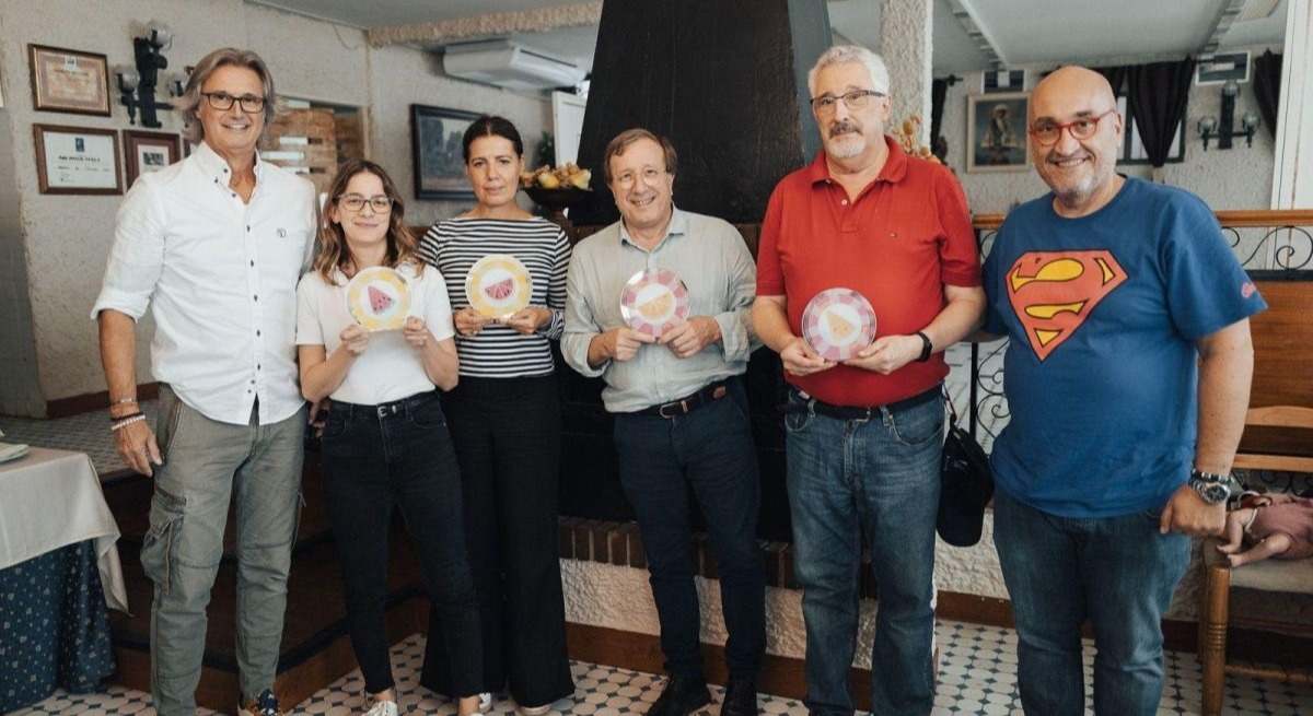 Xavier Gil Pecharromán (segundo por la izquierda), en la recogida del premio