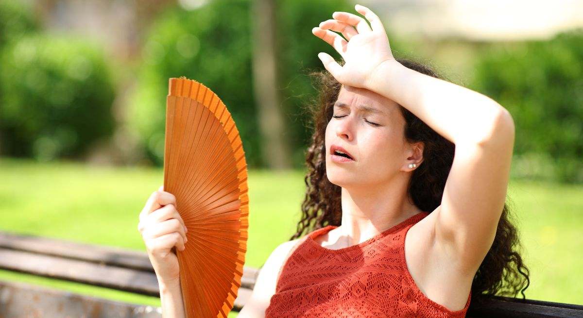 Una mujer se abanica ante el calor de España