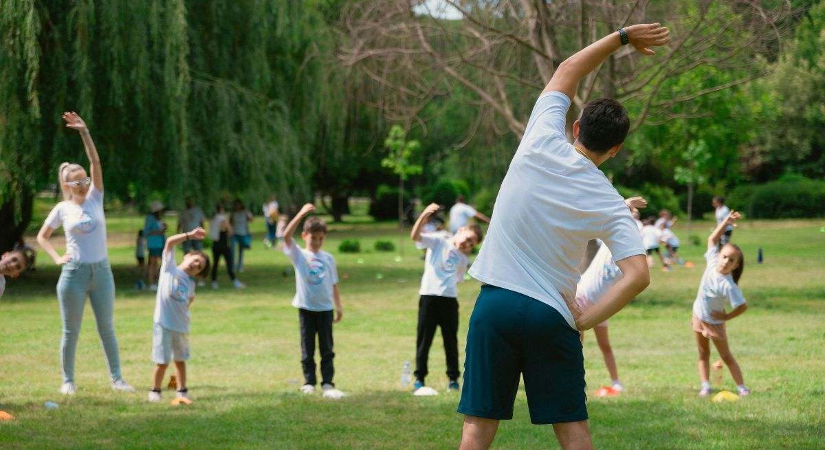 Personas haciendo ejercicio en el parque