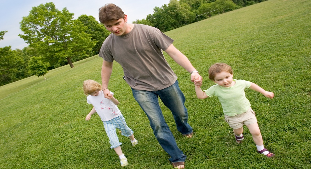 1200-x-655-Padre-con-hijos-eE.jpg