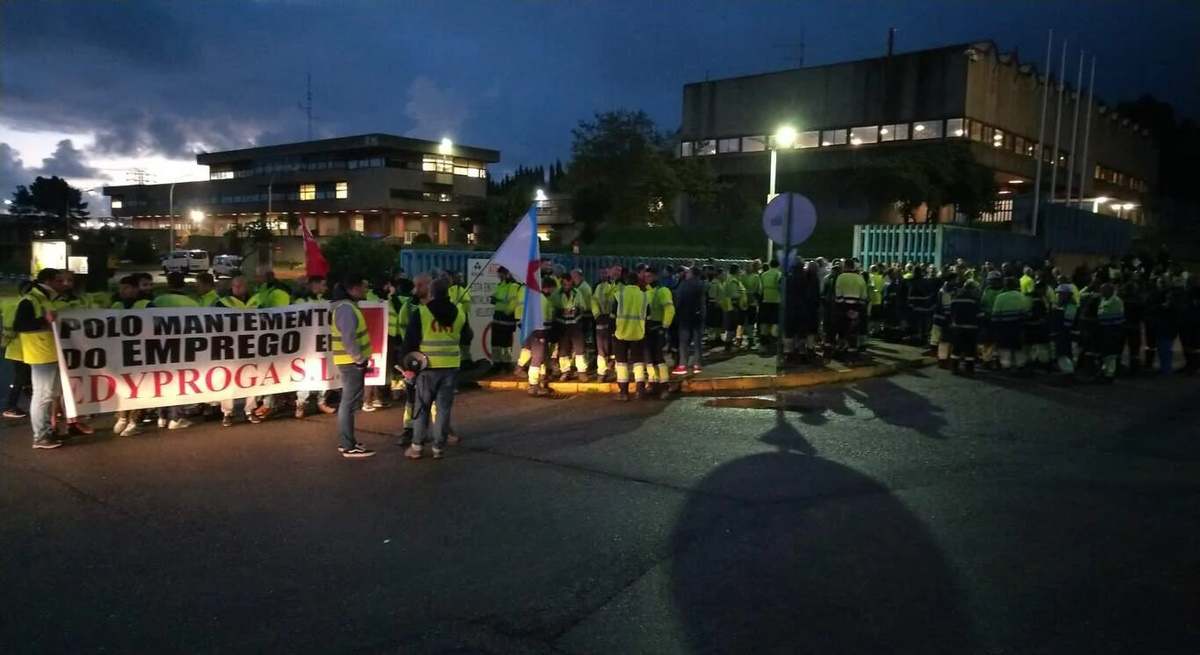 Concentración de trabajadores de la auxiliar de Alcoa este martes en San Cibrao (Lugo).