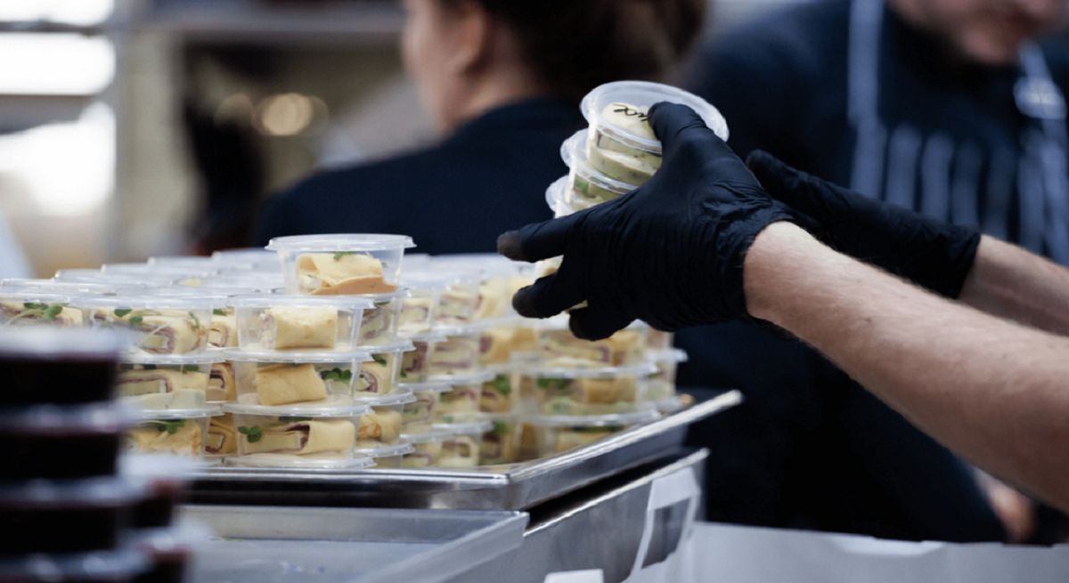 Prepping_takeaway_order_in_kitchen-min.jpg