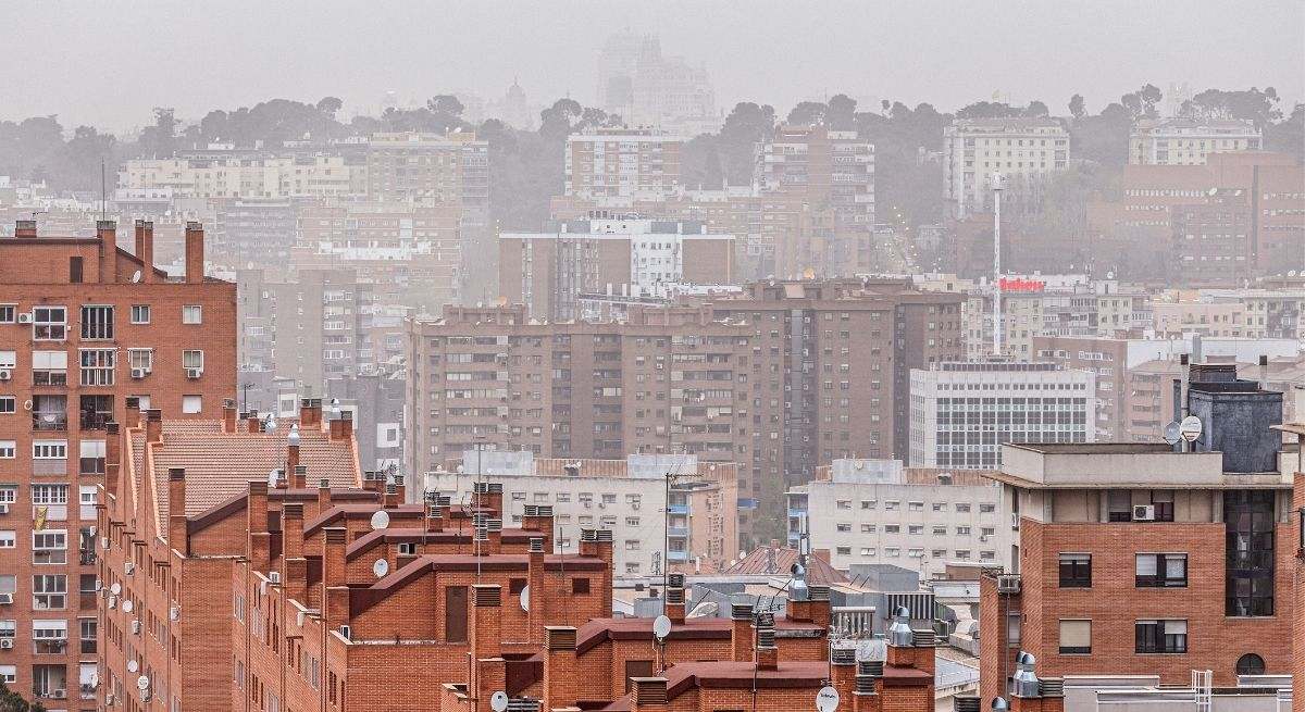 Imagen de una ciudad con contaminación ambiental.