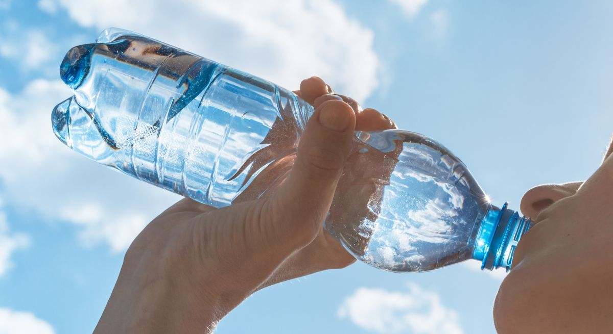 Persona bebiendo agua de una botella