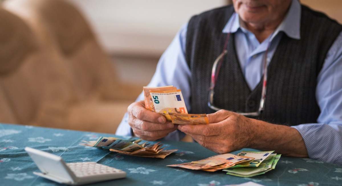 Imagen de archivo de un jubilado contando dinero. / Foto: iStock.