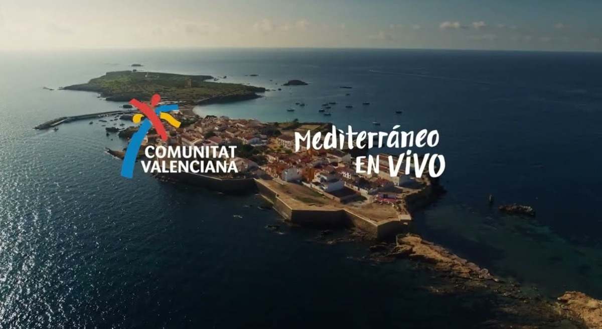 Una de las imágenes de la actual campaña, con la isla de Tabarca en Alicante.