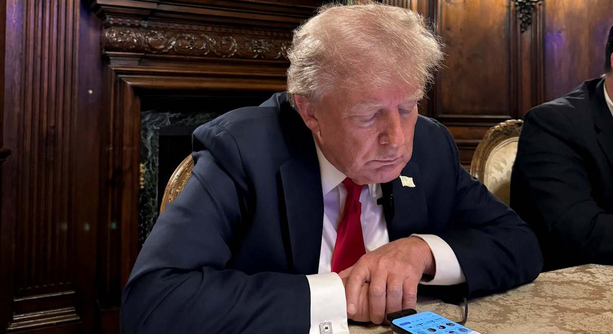 Donald Trump realiza la entrevista con Elon Musk a través de su teléfono. Foto: Reuters
