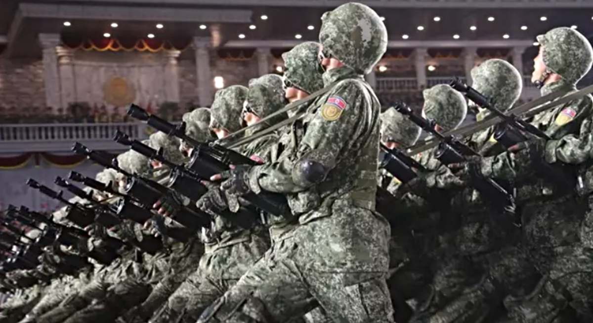 Soldados de Corea del Norte desfilando