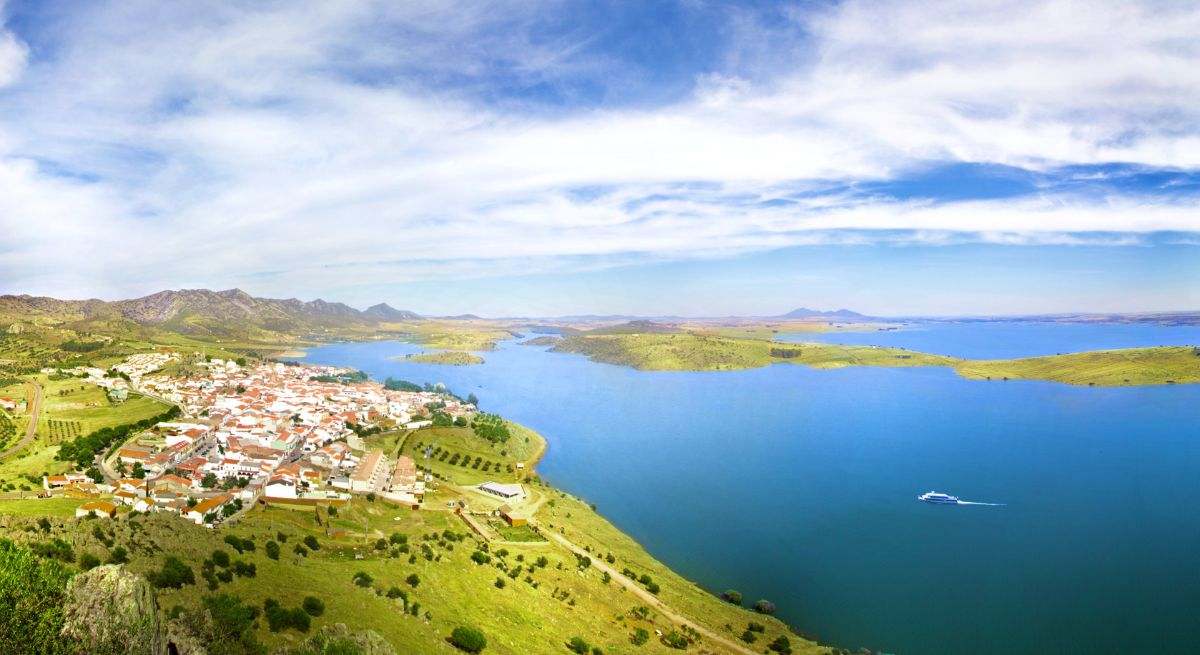 Vista panorámica del pueblo de Alange junto a su embalse