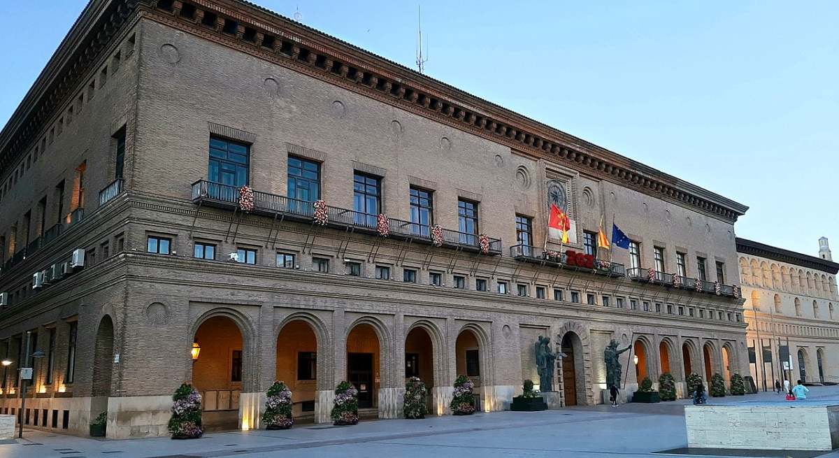 ayuntamiento-zaragoza-wikipedia.jpg