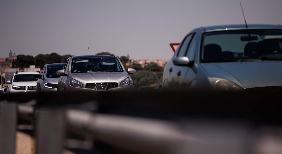 EuropaPress_4548719_varios_vehiculos_control_guardia_civil_autovia_a_5_primera_operacion_salida-1.jpg