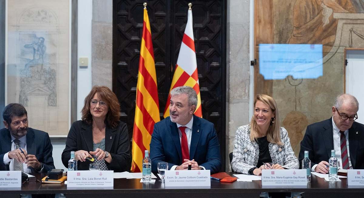 El alcalde de Barcelona, Jaume Collboni (centro), con parte del gobierno municipal