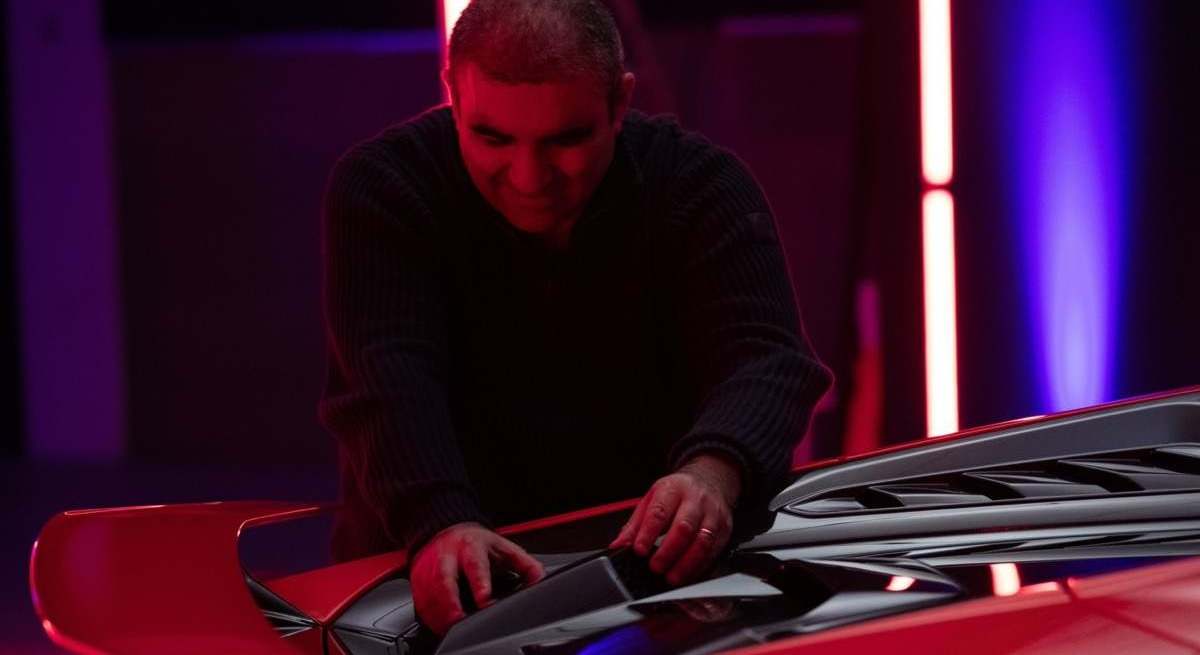 Persona con discapacidad visual sintiendo un Lamborghini