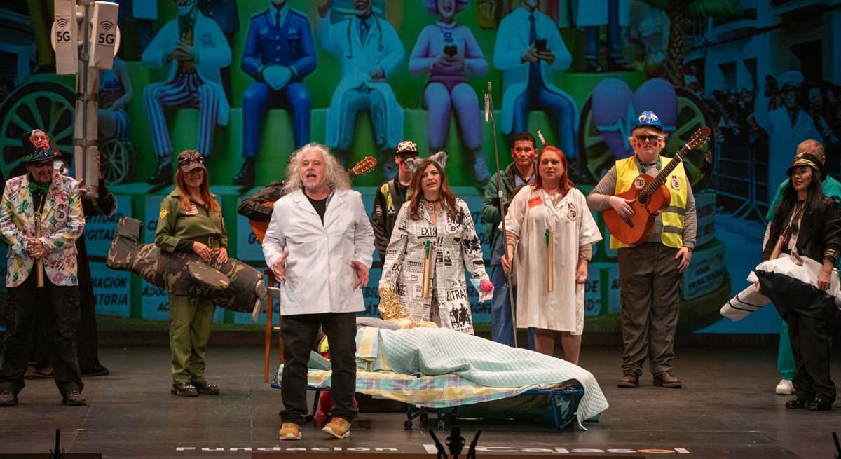 Puesta en escena de la chirigota 'Abre los ojos'. Foto: EFE.