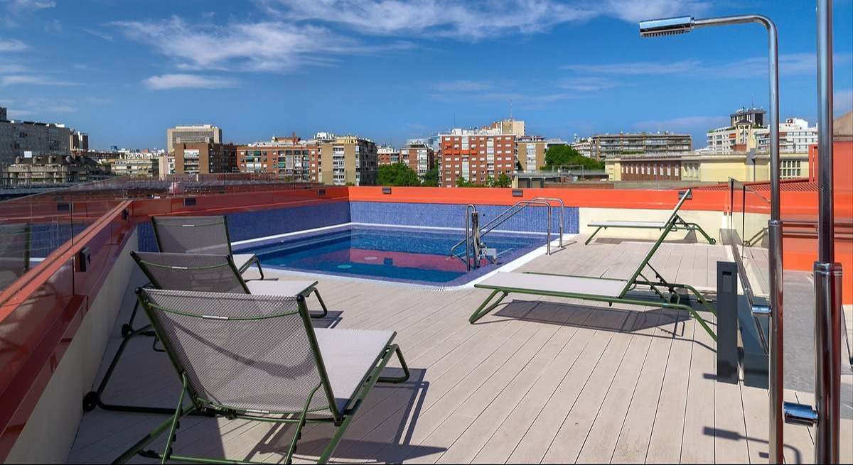 Terraza de Resa Chamartín con piscina