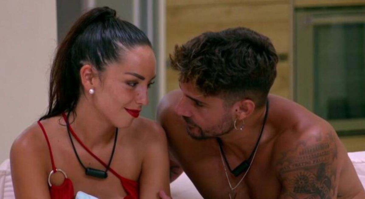La 'accidentada' noche de pasión de Anita y Manuel en 'La isla de las tentaciones': "Se me ha quedado la rodilla cogida"