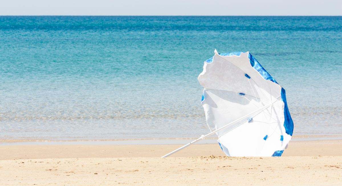 sombrilla-playa-viento-iStock-1268951567.jpg