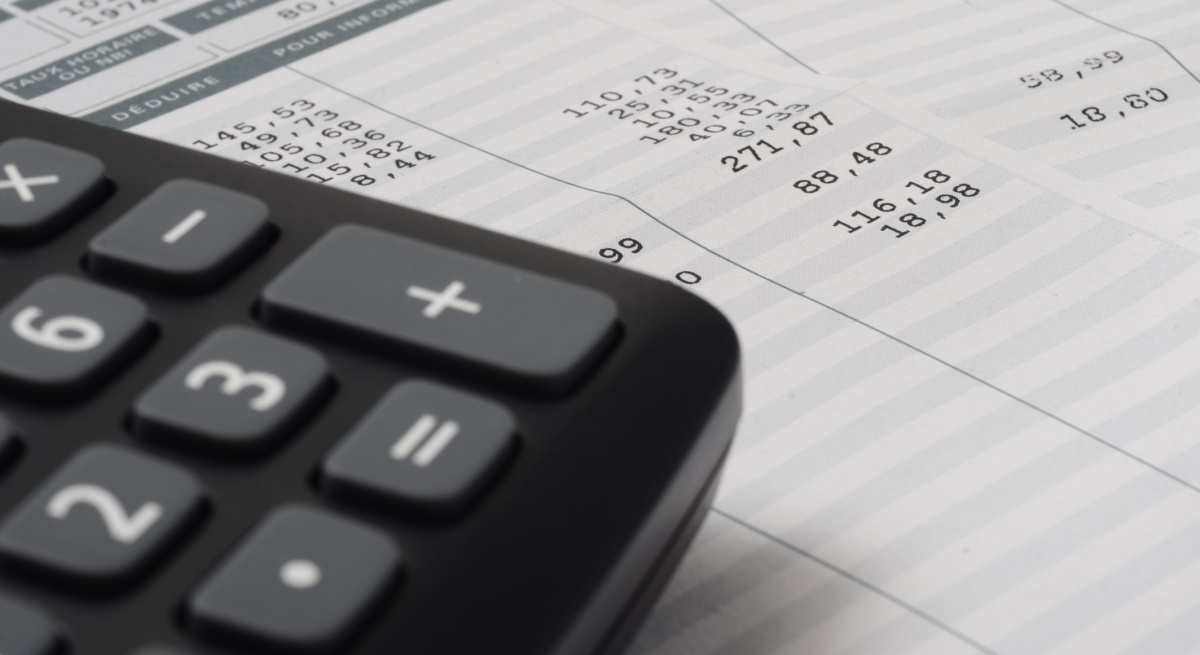 nomina-detalle-calculadora-recurso-dreamstime.jpg