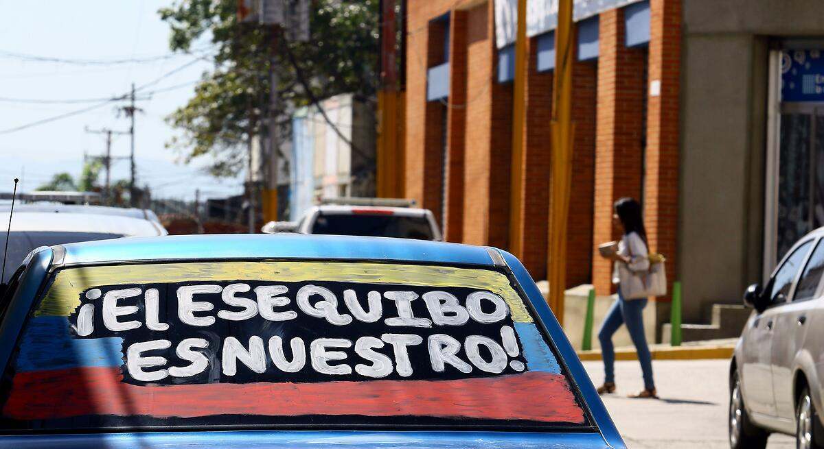 Coche en Venezuela con un mensaje en favor de la anexión del Esequibo