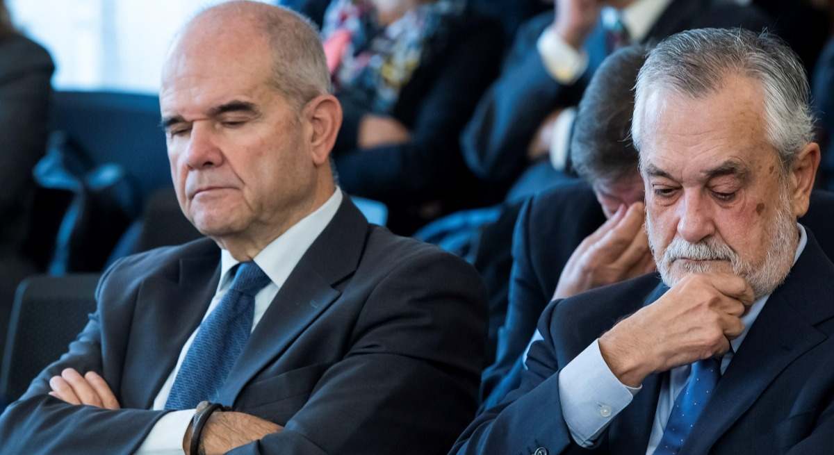 Los expresidentes andaluces, Manuel Chaves (i) y José Antonio Griñán (d).