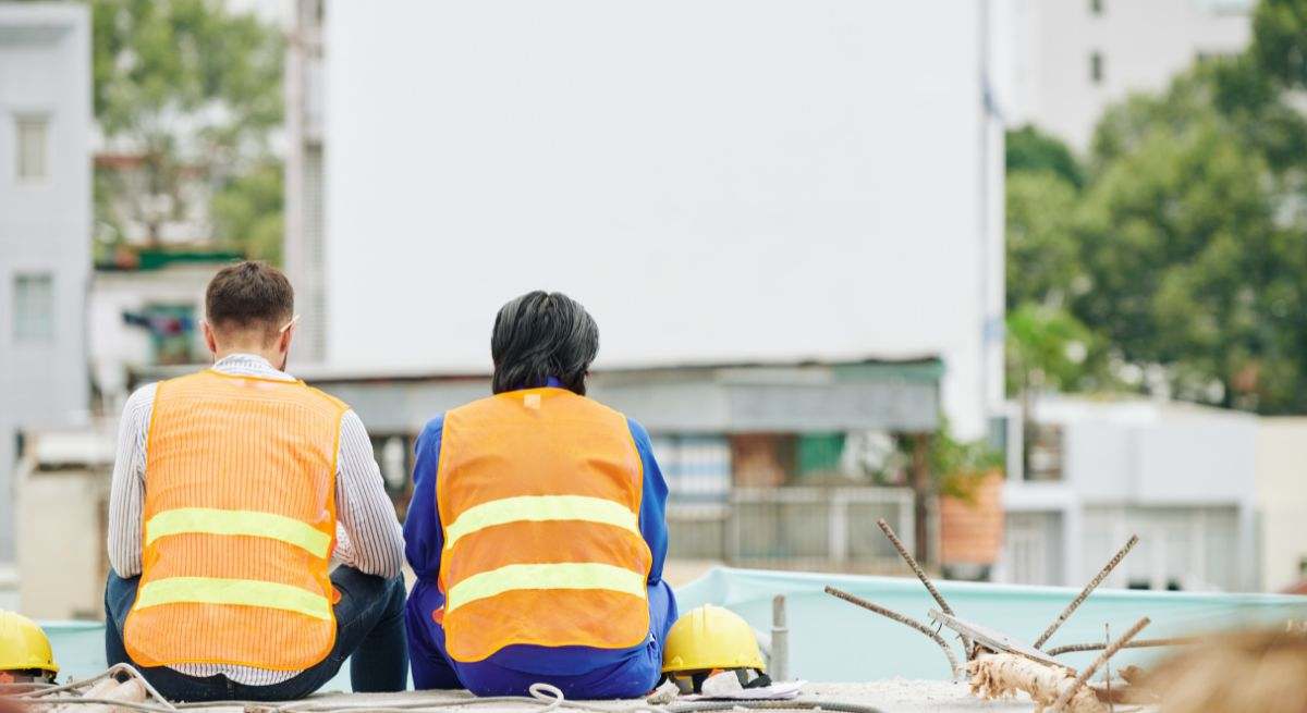 trabajadores-descansan-espaldas-canva.jpg
